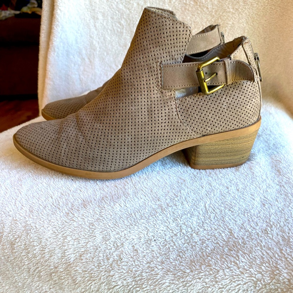 DV Older style ankle boot